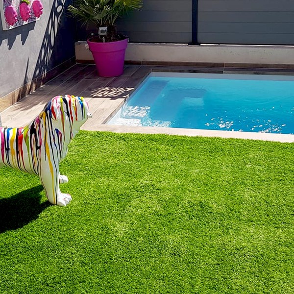 Gazon synthétique 42mm City contour de piscine et jardin