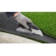 Easy Knife professionnel tenu en main pour couper une bordure extérieure de gazon synthétique
