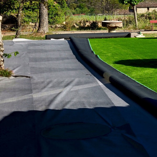 Rouleau de géotextile 300 g/m² prêt pour pose sous gravier ou agrégats