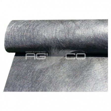 Paysagiste calculant la surface utile d'un rouleau géotextile avant un chantier professionnel