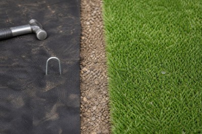 Hook dans le géotextile et clou discret dans le gazon synthétique