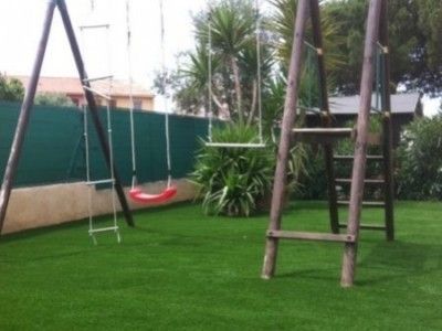Terrain de jeux pour enfant en gazon artificiel