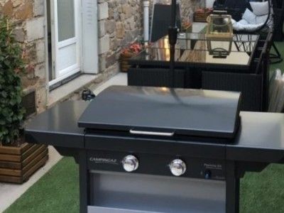 Un client veut un barbecue ET du gazon synthétique... possible?