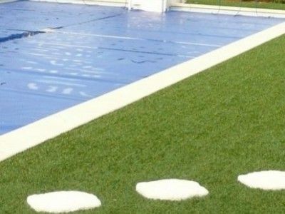 Gazon synthetique et piscine neuve